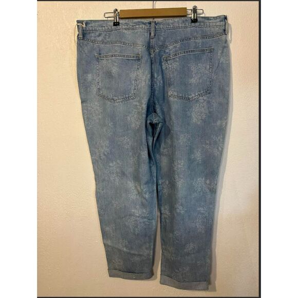 447 Universal Thread Women’s High-Rise Mom Jeans Floral Print Light Wash - Picture 4 of 4